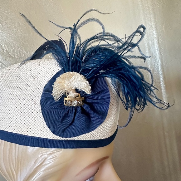 STUNNING 1940s\' CREAM STRAW SIDE CAP STYLE + NAVY TRIM, BROOCH & FEATHERS main image 4